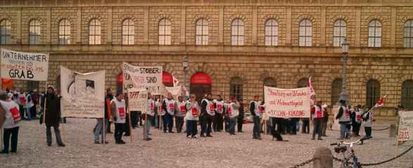 vor dem Theater